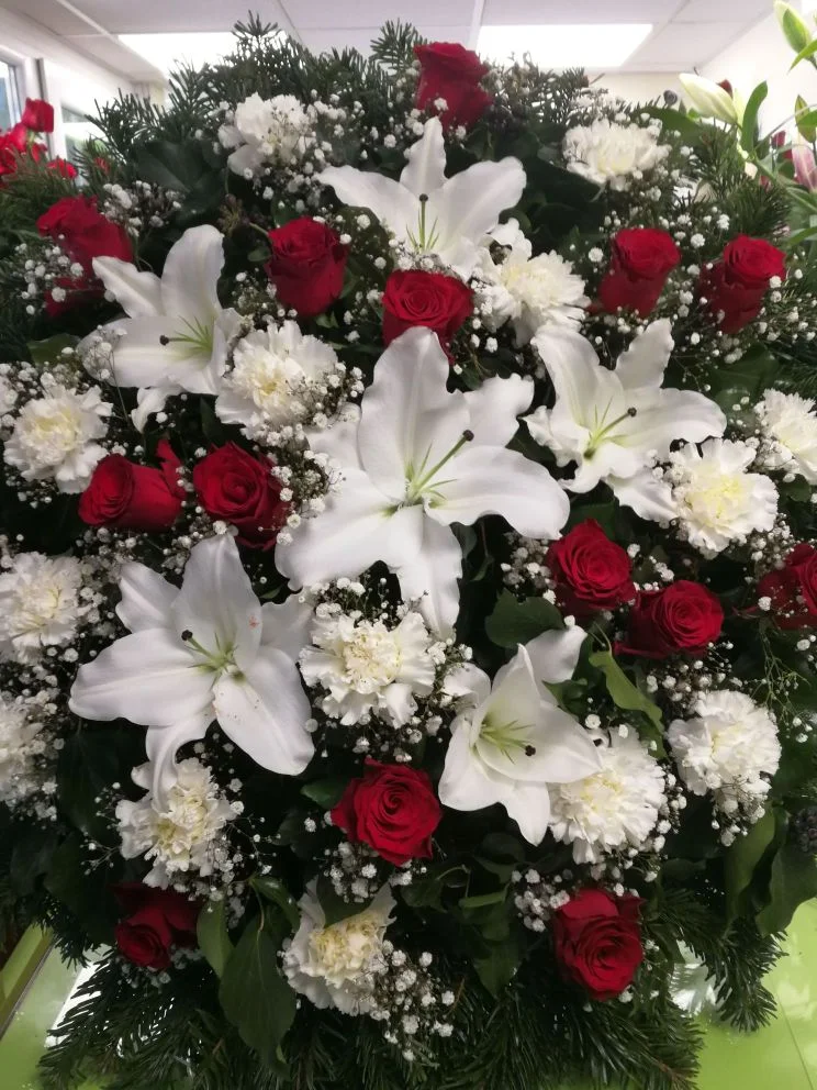 Liliom, bordó rózsa álló koszorú (AKO-18)