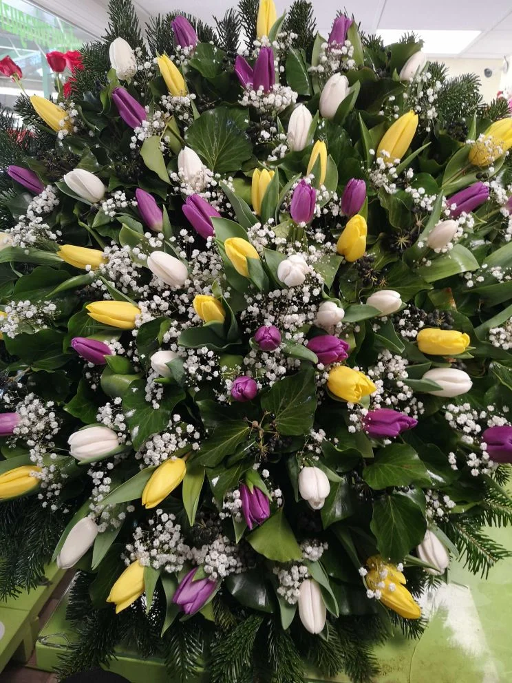 Vegyes tulipán álló koszorú (AKO-215)