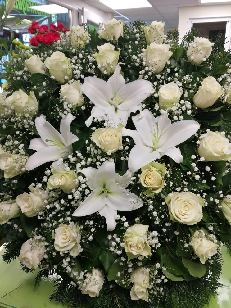 Liliomok, rózsák álló koszorú (AKO-98)
