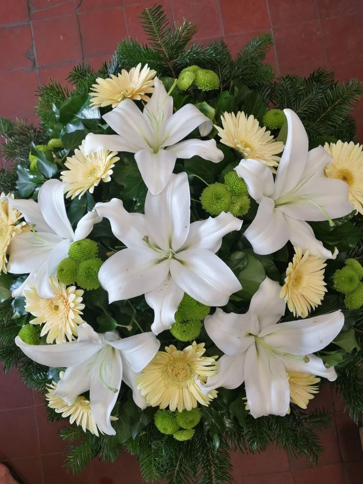 Krizantém, gerbera fekvő koszorú (FK-103)