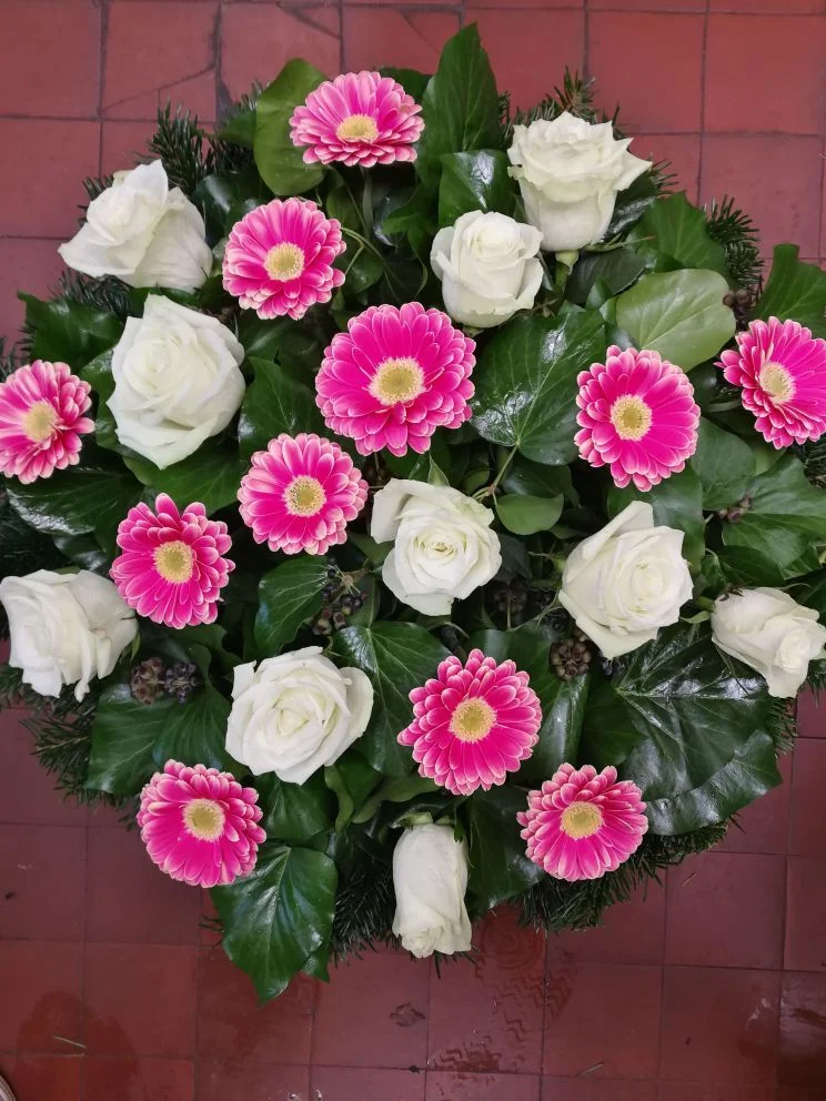 Pink gerbera fekvő koszorú (FK-121)