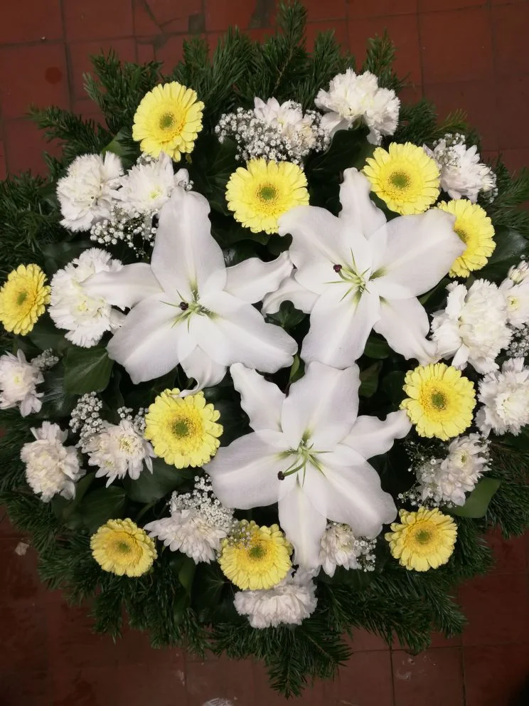 Sárga mini gerbera fekvő koszorú (FK-17)