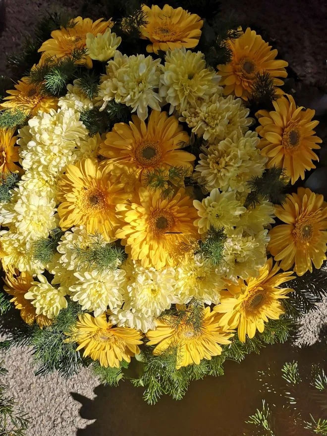 Krizantém, gerbera fekvő koszorú (FK-175)