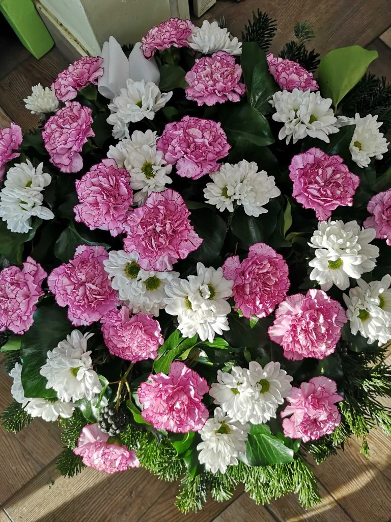 Pink szegfű, krizantém fekvő koszorú (FK-180)