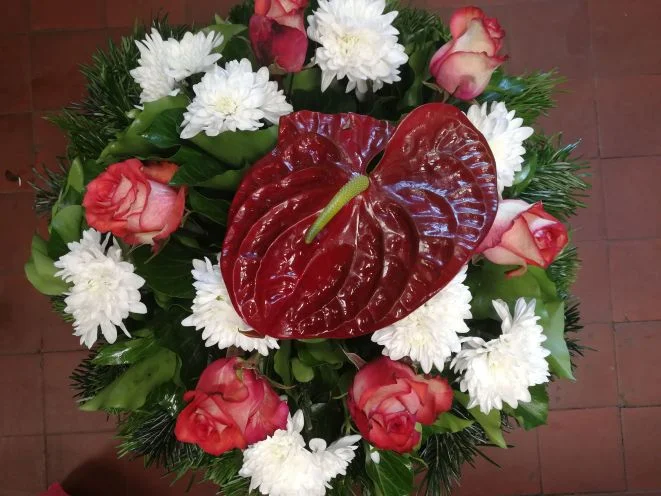 Anthurium, rózsa, krizantém fekvő koszorú (FK-74)