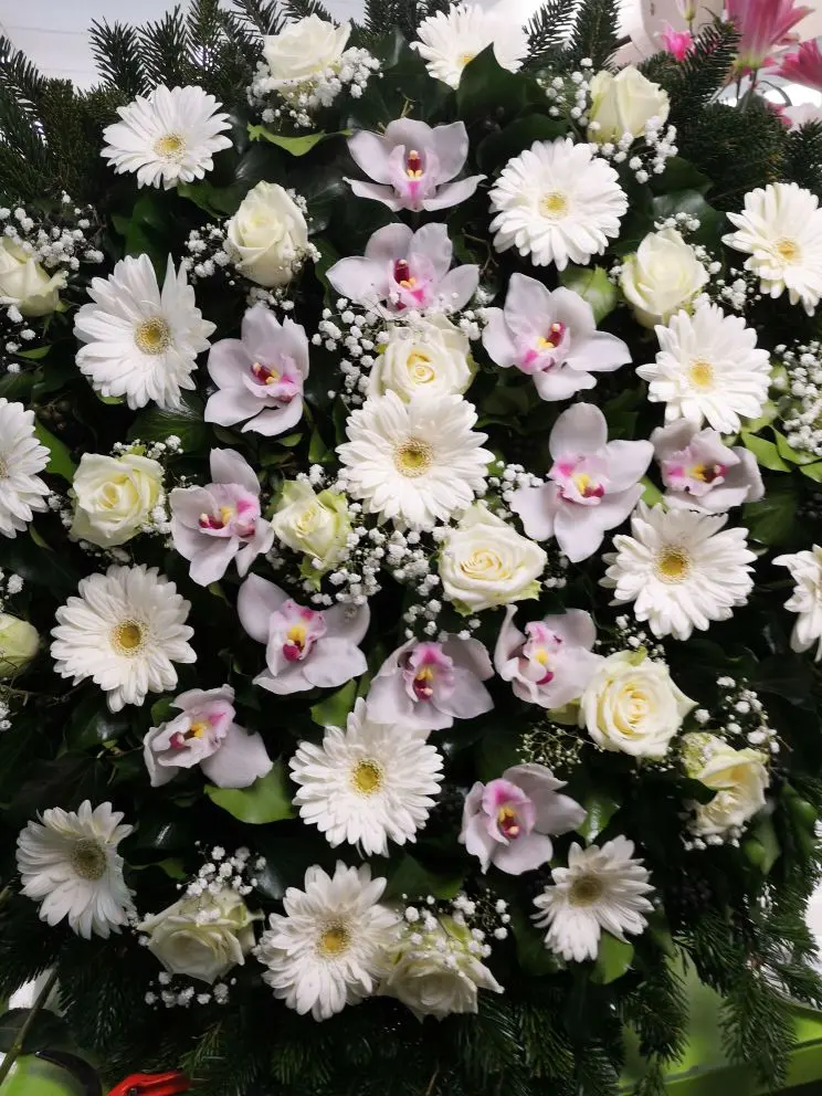 Álló koszorú fehér rózsával, gerberával és orchideával, rezgővel – 80–100 cm. Prémium, egyedi temetési kompozíció. Nefelejcs Virágüzlet.