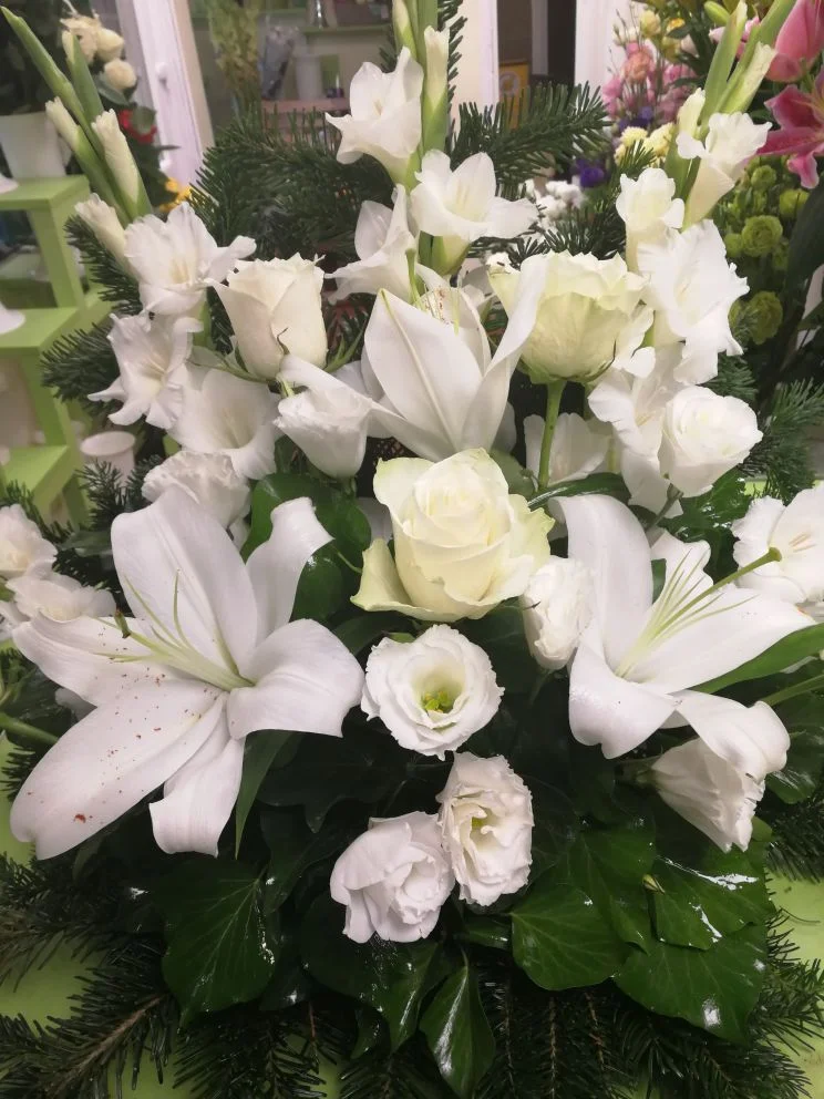 Liliom, liziantusz, rózsa sírcsokor (S-10)